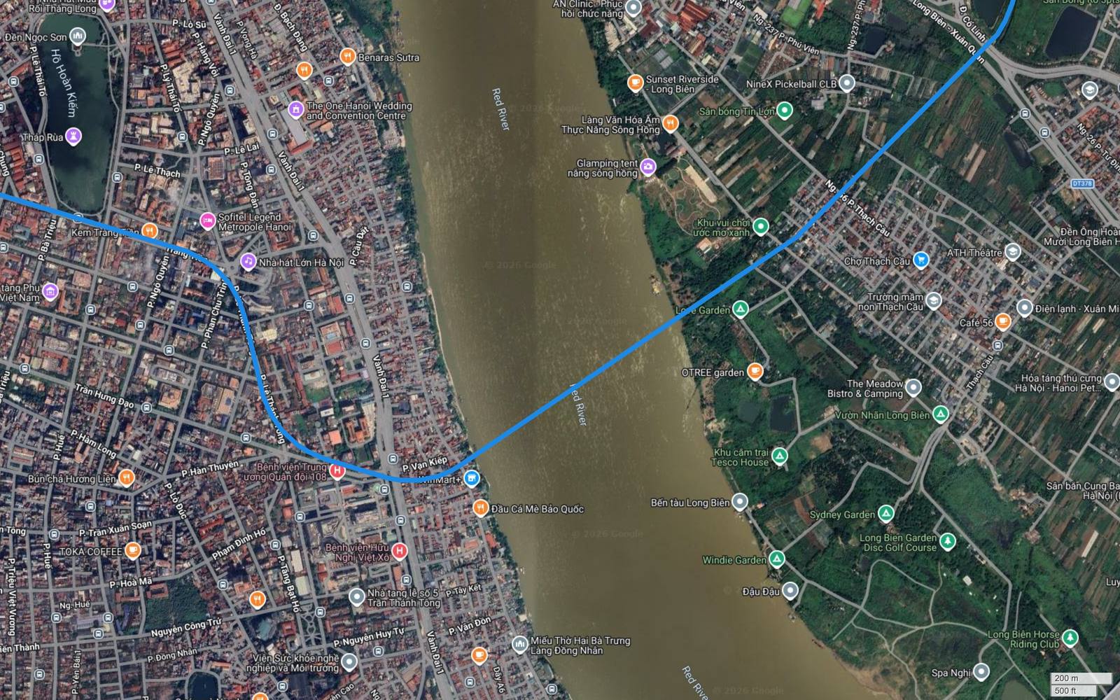 Ảnh vệ tinh đoạn vượt sông Hồng của tuyến metro số 2 Hà Nội từ Thạch Cầu sang Vạn Kiếp, gần Nhà hát Lớn và hồ Hoàn Kiếm